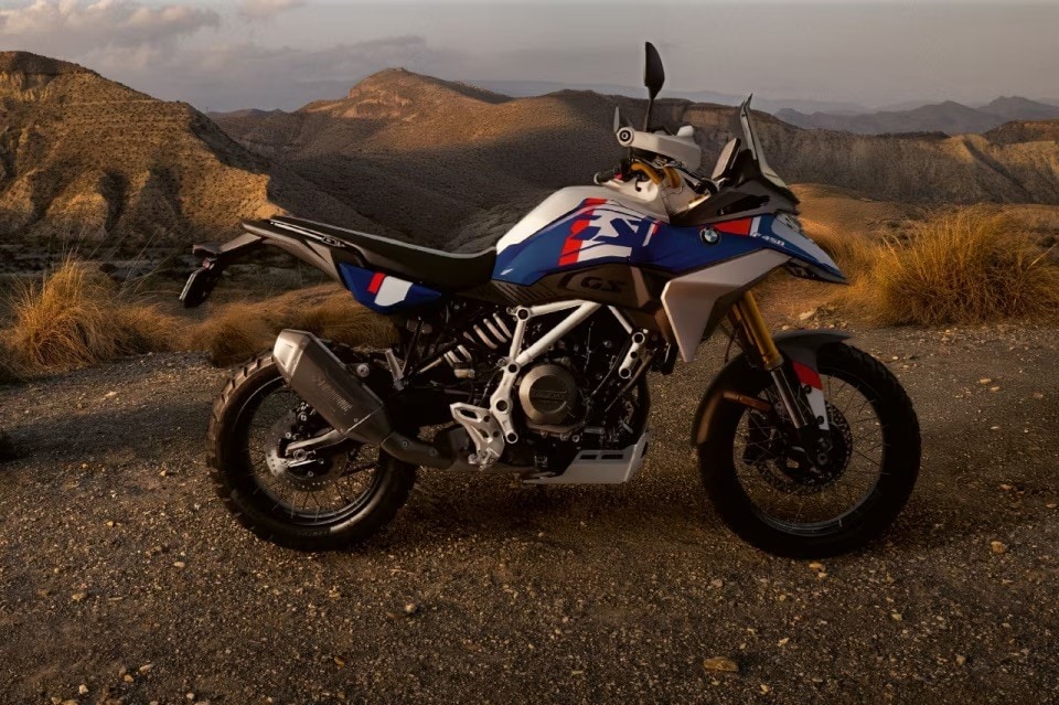 <div class='descrGalleryTitle'>2.	BMW F 450 GS</div><div class='descrGalleryText'><p>Forse una delle moto più attese del salone, dopo averne ammirato l’aggressivo concept all’EICMA di 12 mesi fa. E, bisogna dirlo, questa <b><a href="https://www.dueruote.it/news/moto-scooter/2025/11/04/bmw-motorrad-presenta-la-bmw-f-450-gs/">F 450 GS</a> al suo concept è piuttosto fedele</b>, soprattutto nella versione con cerchi a raggi, accessorio, mentre quella con cerchi in lega appare un po’ più poverella. Lei, in ogni caso, non è altro che l’estensione della famiglia delle GS bicilindriche ad un livello di mercato più basso, ma senza scadere nell’economico. Anzi, potremmo tranquillamente incasellarla nel <b>Premium delle piccole cilindrate</b>. Il bicilindrico è da 420 cc, ha 48 cavalli e 43 Nm di coppia, un serbatoio da 14 litri e un’autonomia dichiarata di oltre 350 km. Ciclisticamente e come equipaggiamento è ben rifinita: telaio a traliccio in acciaio con motore come elemento portante, forcella KYB da 43 mm, ruote da 19 e 17”, pneumatici tubeless, freni Brembo anche se con disco singolo anteriore,<b> tre riding mode</b>, fari full LED, manopole riscaldate. Tutto di serie. Il <b>peso è contenuto in 178 kg</b>.</p>
</div>